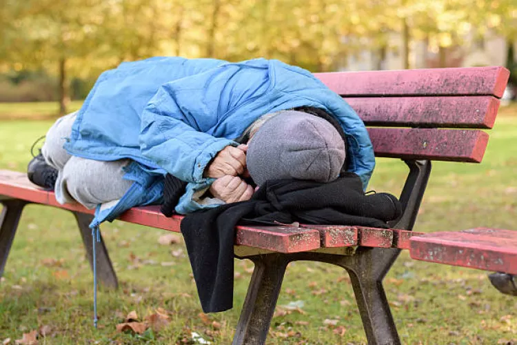 Scenă tristă în Cluj-Napoca! O femeie în vârstă doarme noaptea pe scările magazinelor, învelită doar în pături: Cine o poate ajuta