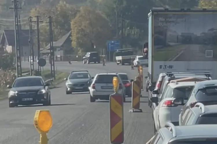 VIDEO. Trafic de coșmar spre Cluj: coadă de kilometri cu TIR-uri și mașini, iar unii șoferi au ajuns să circule pe contrasens, sătui să aștepte