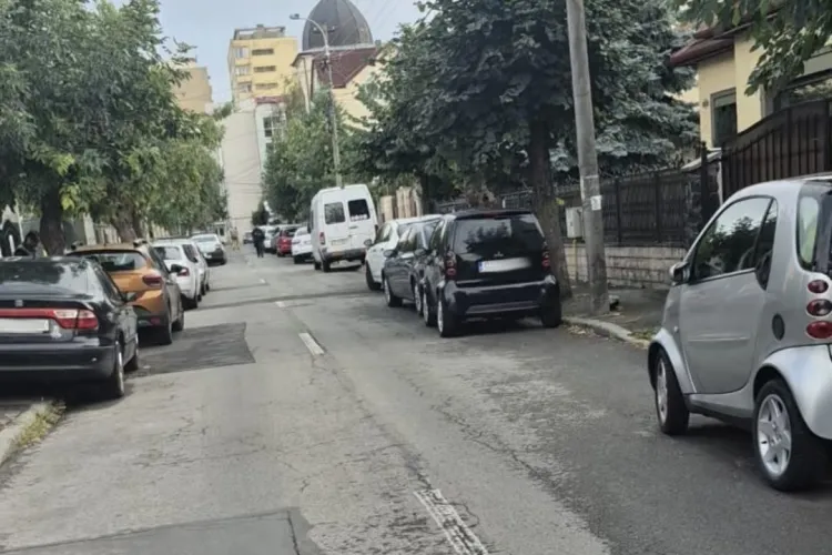 O stradă din Cluj a ajuns aproape impracticabilă din cauza parcărilor! Două mașini nu mai pot trece simultan: „Se întâmplă constant!”