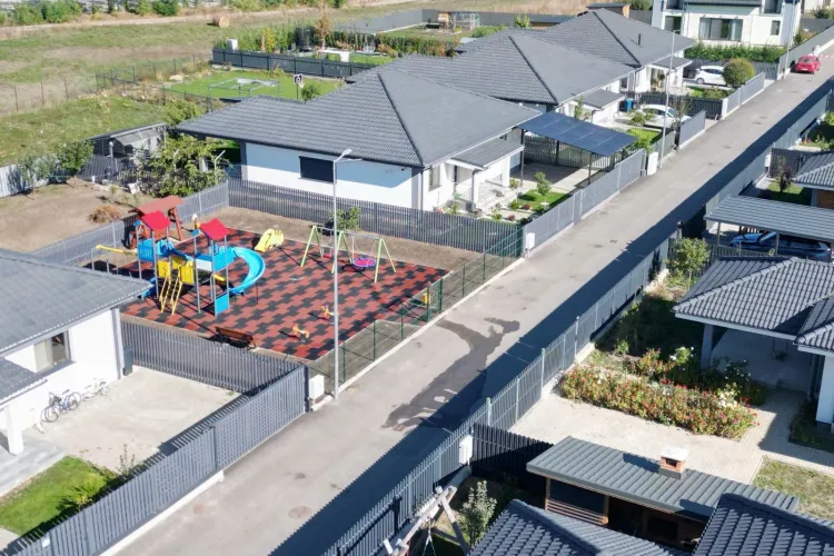 O comună din Cluj a inaugurat două noi parcuri pentru copii! Părinții au de acum încă două locuri de joacă pentru cei mici. Unde sunt acestea