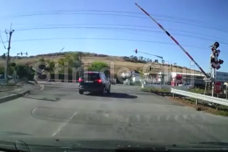 VIDEO. Șofer „grăbit” la Jucu: A trecut peste calea ferată ignorând barierele. „Nu mai au nicio lege oamenii ăștia”