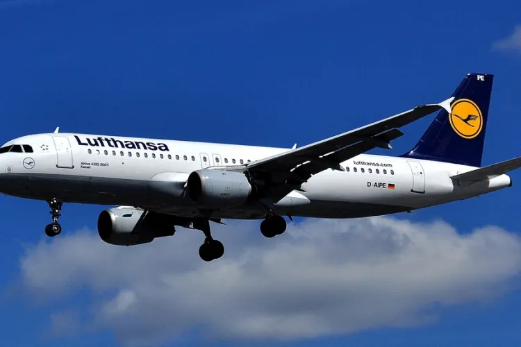 Urgență medicală la bordul unui avion plecat din Cluj. Pilotul a fost nevoit să aterizeze mai repede