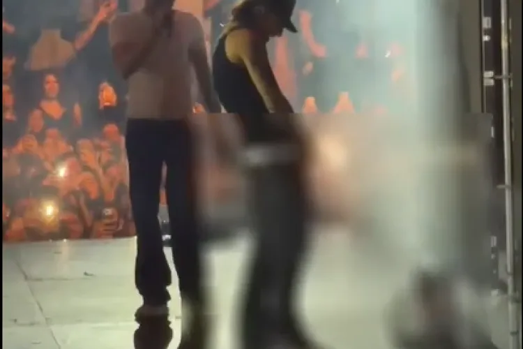 VIDEO. Gest incredibil făcut de Ian pe scenă! Artistul și-a făcut nevoile în timpul concertului sub ochii a mii de tineri. Vine să cânte la Cluj