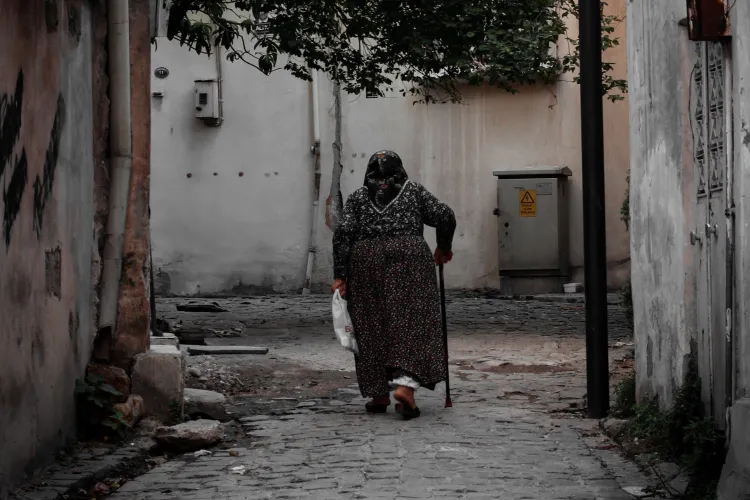 Mergea singură la biserică, dar a fost atacată într-un parc din Cluj de un bărbat care i-a smuls cerceii din urechi: „Hoțul, hoțul!”. Ce pedeapsă a primit
