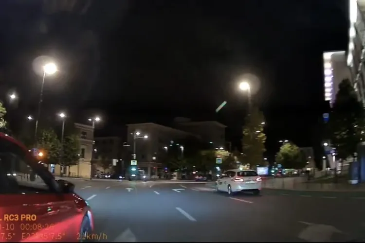 VIDEO. Cearta dintre doi șoferi din Cluj a degenerat rapid, iar unul dintre ei a intrat cu mașina pe banda celuilalt și l-a lovit