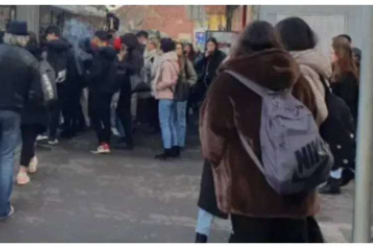 Dimineți cu scandal într-o stație din Cluj-Napoca! Un grup de adolescenți ar urla și înjura în fiecare zi