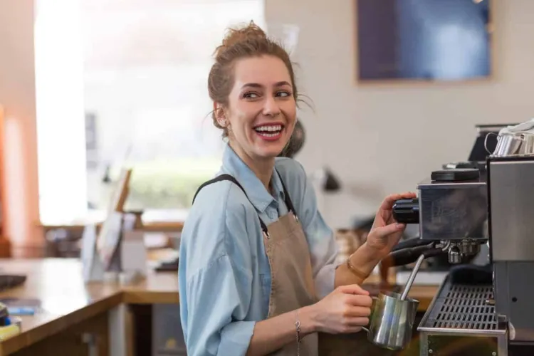 170 de candidați pentru un singur job de barista la Cluj! Joburile part-time, fără experiență obligatorie, au început să atragă un interes uriaș