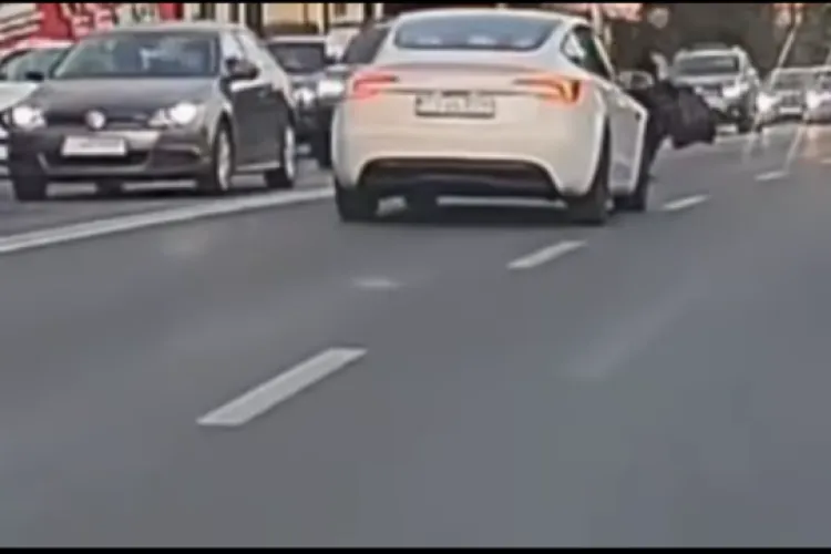 VIDEO. Gest inconștient al unui pieton din Cluj. A fost la un pas de accident, după ce a traversat neregulamentar într-o zonă cu 4 benzi
