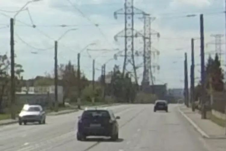 Chinul pietonilor din Cluj: Trecerea e prea departe, iar oamenii traversează pe unde apucă! O clujeancă cere o soluție simplă, lângă semaforul autobuzelor