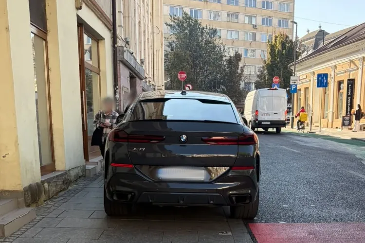 BMW-ul care a făcut din trotuar loc de parcare în Cluj: „Dacă legea zice nu, nu parca acolo. Avem parcări peste tot, dar trebuie să-i găsim scuze”