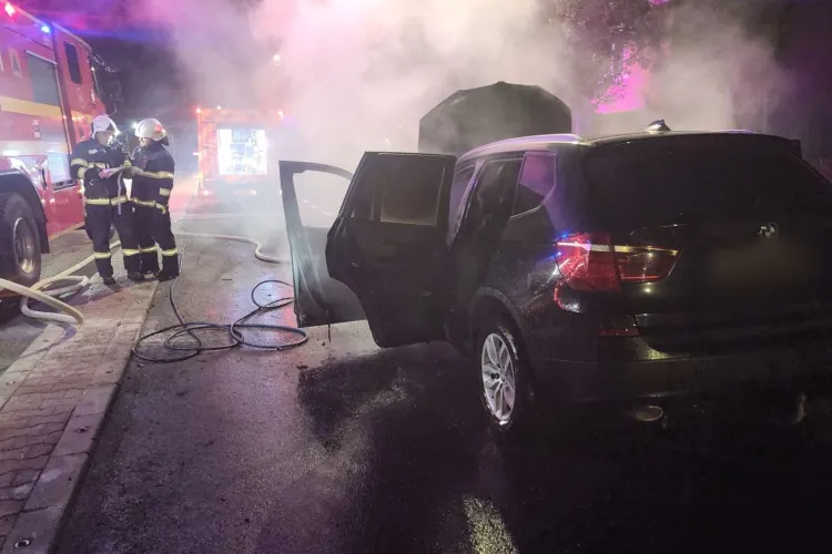 Incendiu în Feleacu, după ce o mașină a luat foc în mers: Pompierii clujeni au intervenit cu două autospeciale. De la ce a pornit incendiul