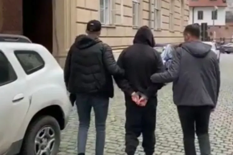 Conflict în plină stradă la Cluj! Un bărbat de 21 de ani ar fi lovit un alt bărbat cu pumnul în față și a fost reținut de polițiști