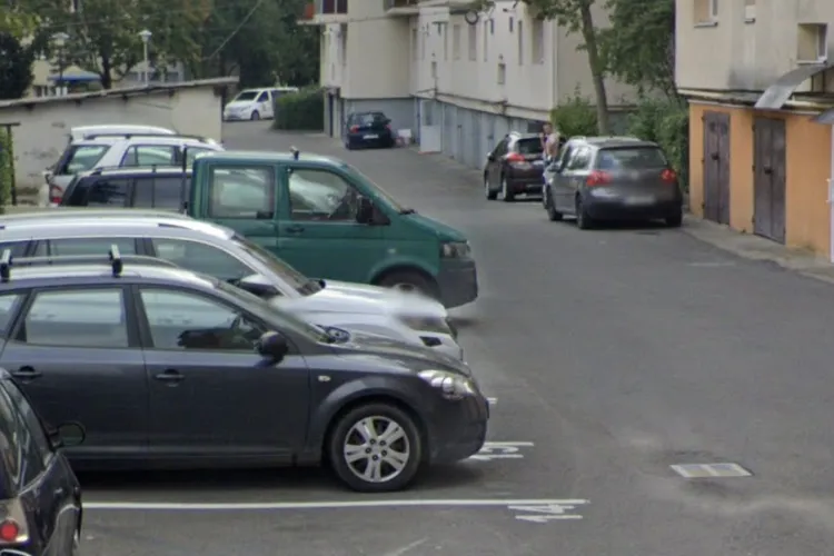 Aleea din Cluj-Napoca pe care pietonii nu mai au loc: Mașinile parcate acoperă tot trotuarul, iar părinții cu cărucioare sunt nevoiți să meargă printre ele