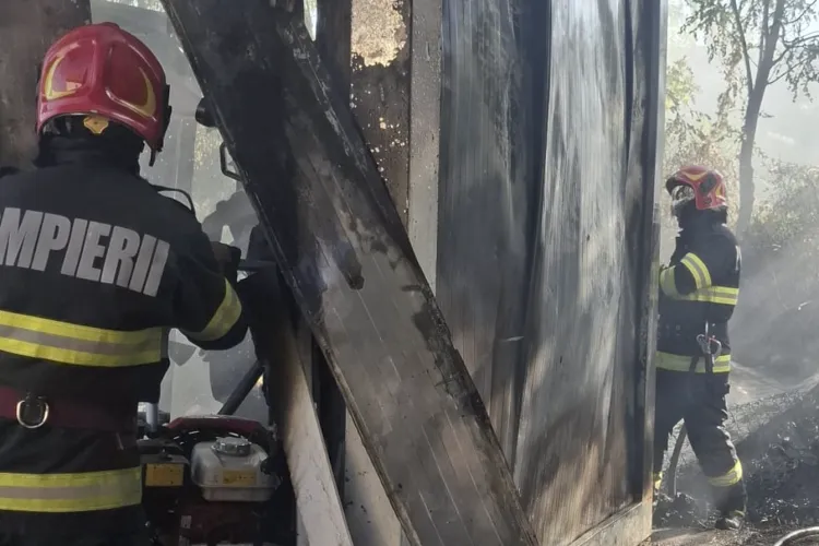 Incendiu de proporții la Cluj! Un container metalic cu deșeuri și mobilier a luat foc, iar pompierii au intervenit de urgență cu două echipaje