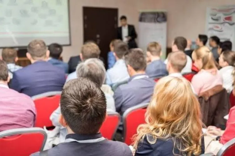 Cursuri GRATUITE pentru 1.590 de persoane, din octombrie! Poți deveni frizer, coafor, ospătar sau operator de date fără să plătești un leu. Cum te înscrii