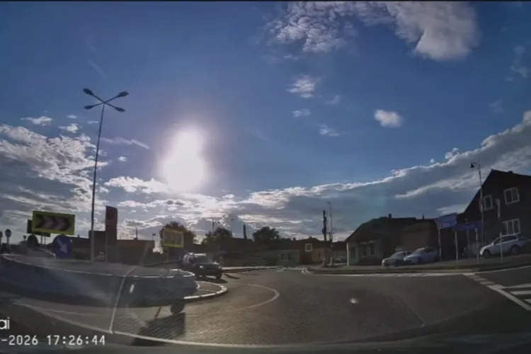 VIDEO. Clujul și regulile sale de circulație: un șofer a decis că sensul giratoriu merge și invers. Camera de bord a surprins momentul