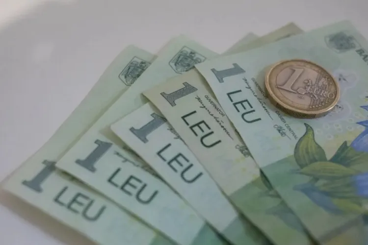 Euro explodează și atinge un nivel record: leul se prăbușește. Ce efecte vor resimți românii