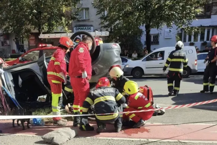 Cum a avut loc accidentul de pe Dorobanților din Cluj-Napoca! Mașina răsturnată a ajuns peste două autoturisme parcate: O femeie a ajuns la spital