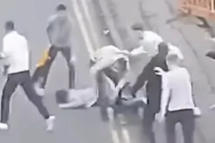 Bătaie fără milă în Cluj! Mai mulți bărbați s-au luat la bătaie în văzul tuturor cu pumii și cu bâtele în gară: Ce a decis judecătorul
