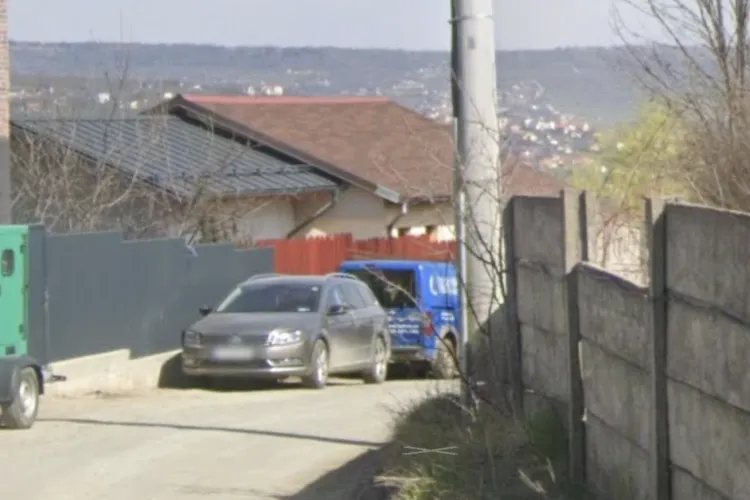 Coșmar zilnic pe o stradă din Cluj-Napoca: Mașini parcate pe o bandă de mers până în curbă: „Nervi, claxoane, accidente evitate zi de zi”