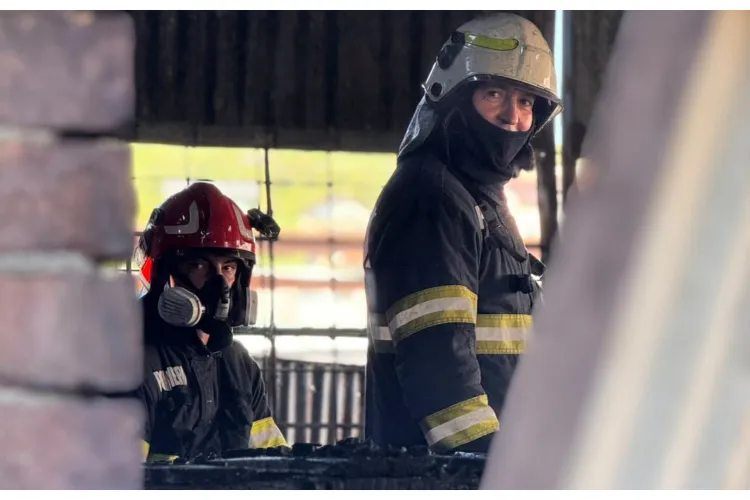 Atenție la sobe! Incendiu cu pagube serioase într-o gospodărie din Cluj. Ce avertizează pompierii clujeni