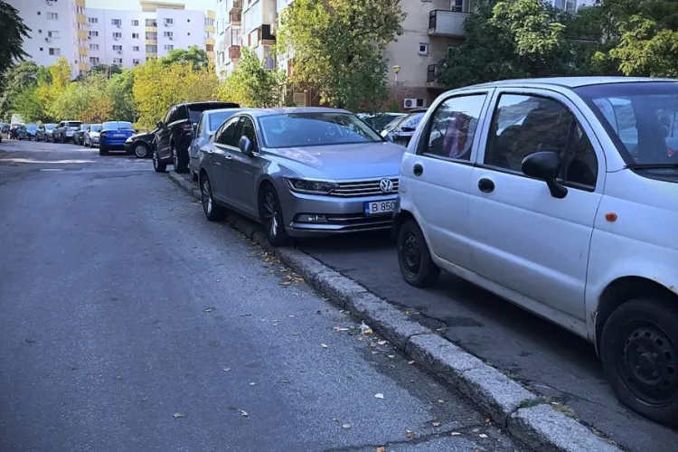 Mașinile sufocă trotuarul în Mănăștur după lăsarea serii. Ce măsuri vor pietonii dintr-o zonă aglomerată