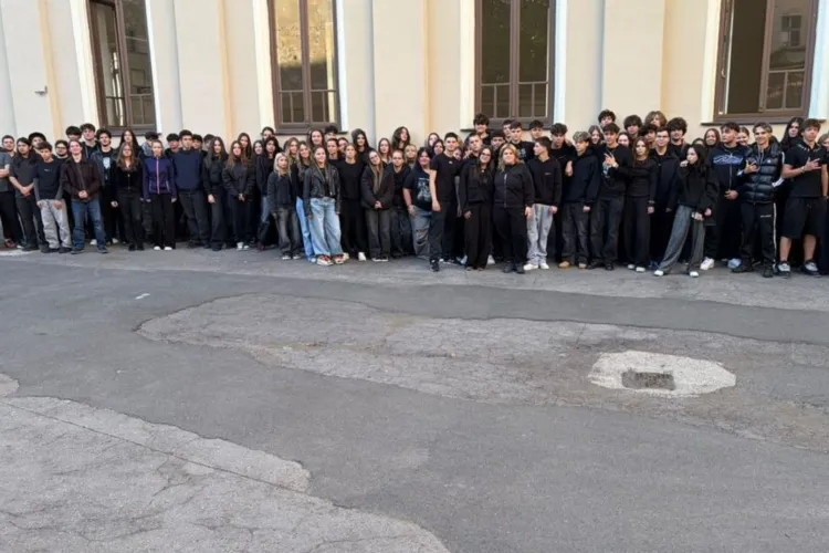 Mii de elevi s-au îmbrăcat în negru în școlile din România: Protest față de uniformele obligatorii. „Educația nu se repară la croitorie”