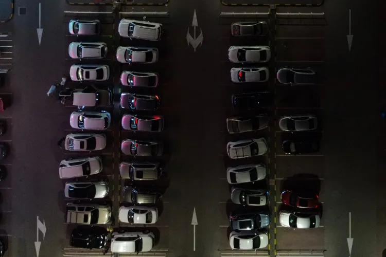 Au început facultățile, au reapărut și mașinile! O alee din cartierul Gheorgheni, din nou plină de autoturisme