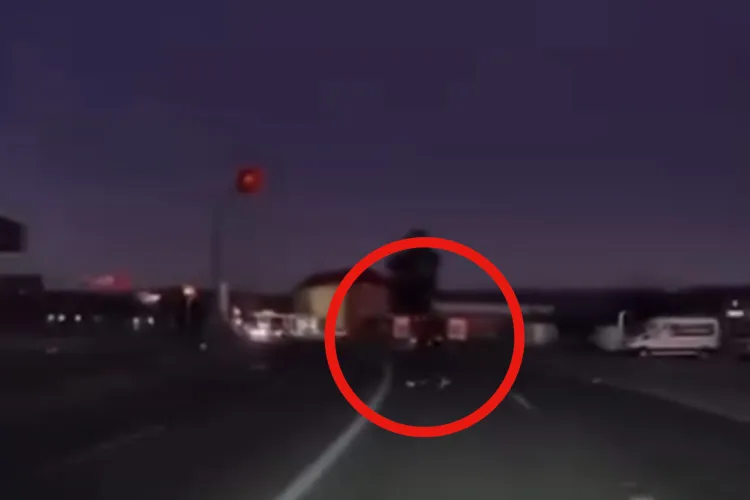 VIDEO. Aproape să ajungă pe capota unei mașini după o traversare nebunească! Un pieton din Cluj și-a pus viața în pericol pentru a trece strada