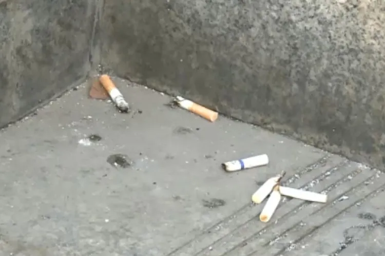 Angajații unui centru din Cluj, acuzați că blochează trotuarul și fumează în calea copiilor: „Copiii sunt obligați să treacă direct prin fumul de țigară”