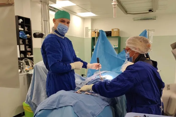 Operație impresionantă la Cluj! Aparatura clasică nu putea fi folosită pentru un pacient cu coloana ruptă. Ce soluție au găsit medicii clujeni