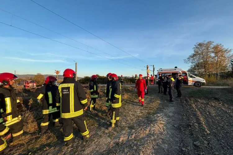 Tragedie pe calea ferată. Doi adolescenți au murit, după ce au fost loviți de tren. Cei doi se aflau pe o motocicletă