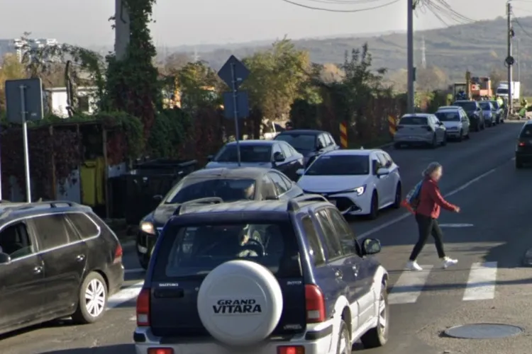 Trecerea de pietoni care blochează o intersecție întreagă din Cluj-Napoca! Un clujean cere ca trecerea să fie mutată: „Îi vezi în ultimul moment”