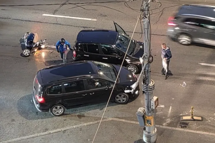 Accident la primele ore ale dimineții în Cluj-Napoca! Un șofer a intrat cu scuterul direct  într-o mașină: Tânăr de 24 ani a necesitat îngrijiri medicale