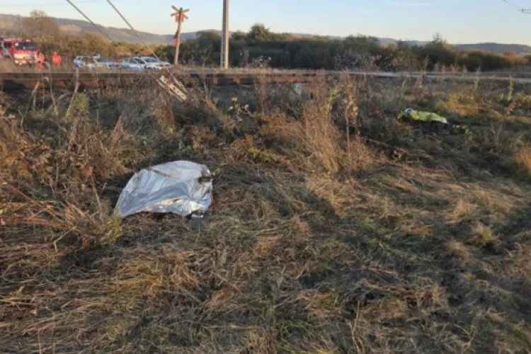 Sfârșit tragic! Doi minori au murit după ce motocicleta lor a fost lovită de tren. Medicii nu au mai putut face nimic