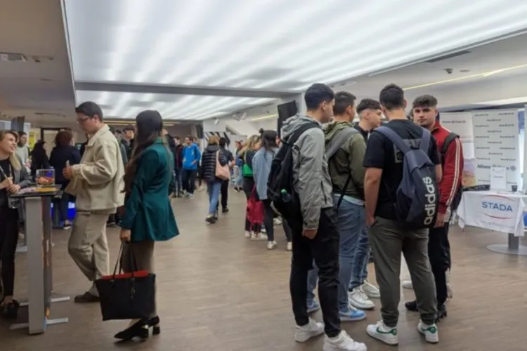 Cauți un job? Aproape 16.300 de locuri de muncă te așteaptă la Bursa pentru absolvenți! În Cluj, evenimentul are loc pe 21 octombrie, iar intrarea e gratui