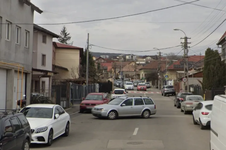 Haos pe o stradă din Cluj-Napoca la ora ieșirii de la școală! Părinții parchează pe ambele sensuri și circulația se oprește complet: „Se blochează tot”