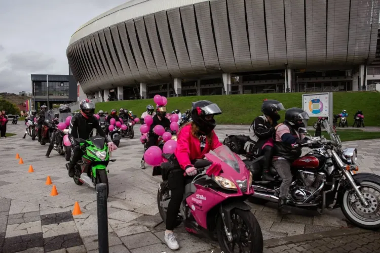 Sute de motocicliști și clujeni sunt așteptați la parada moto dedicată luptei împotriva cancerului de sân: Banii strânși vor ajuta o motociclistă bolnavă