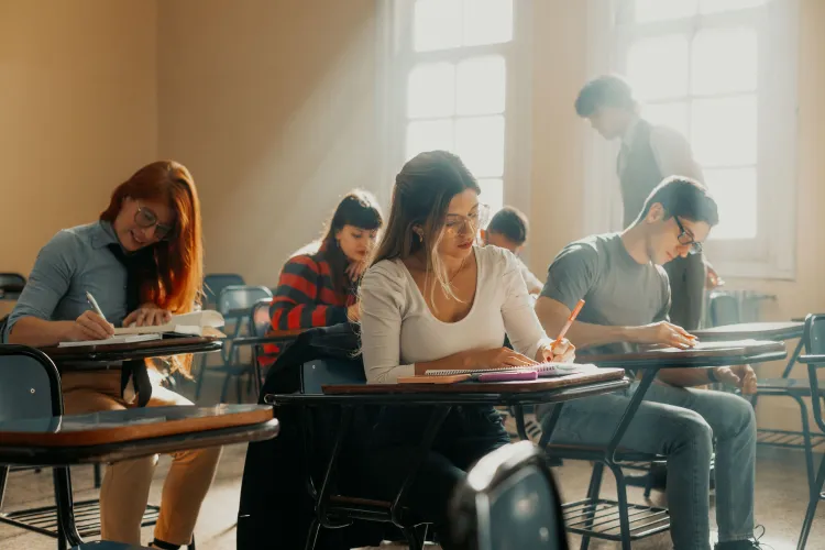 Locurile din cămine nu mai sunt suficiente pentru studenți: tot mai mulți ajung să caute chirii și își schimbă bugetul pentru locuință. Ce spun datele