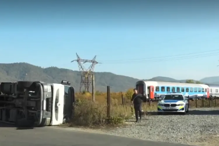 Tren cu 100 de pasageri pe ruta Dej - Baia Mare implicat într-un accident. Un camion a fost lovit și răsturnat