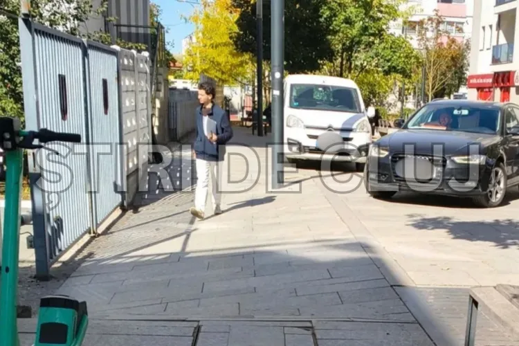 Prima stradă „smart” din Cluj-Napoca a ajuns parcare! Mașinile trec printre bănci și copii: Stâlpii care ar trebui să le oprească s-au blocat