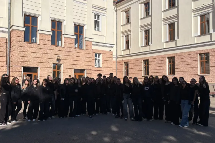 „Solidaritatea nu se obține prin uniforme”: Elevii din Cluj, după protestul în negru: ce cer înainte ca deputații să decidă soarta uniformelor obligatorii
