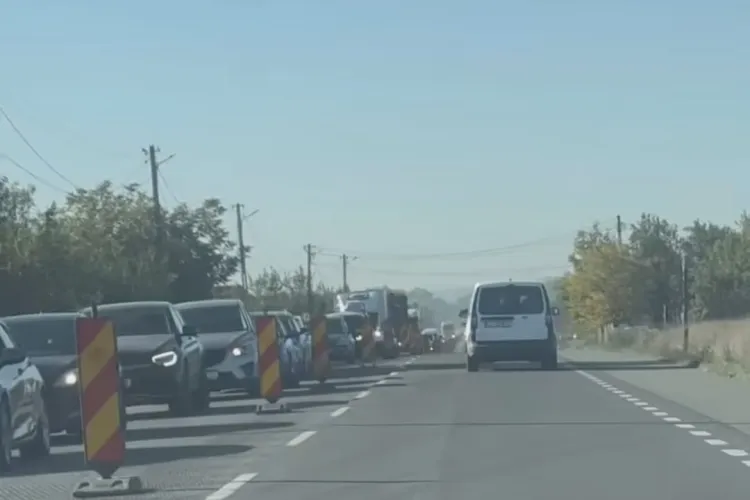 VIDEO. Trafic de coșmar spre Cluj: coloane de câțiva kilometri, mașini și TIR-uri care înaintează cu greu. Șoferii trebuie să caute rute alternative