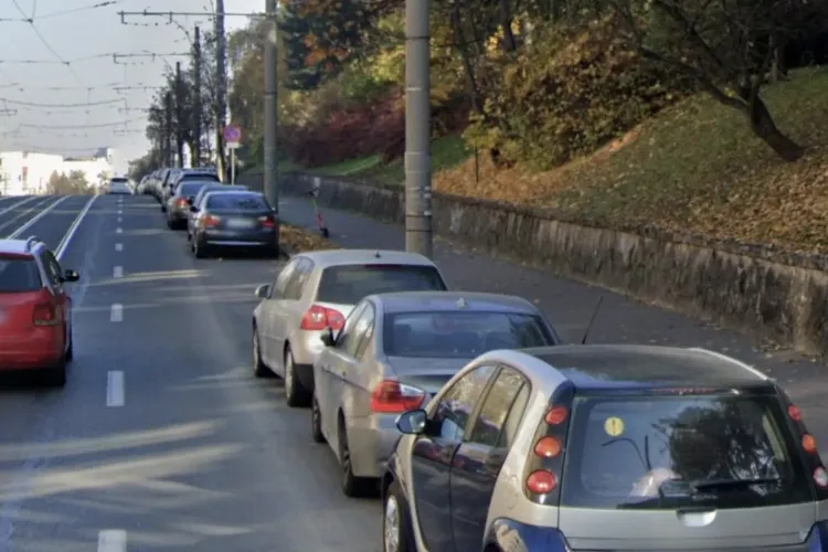 O problemă veche de ani de zile în Cluj: prima bandă din Piața Gării, ocupată constant de mașini: „Se întâmplă zilnic!”