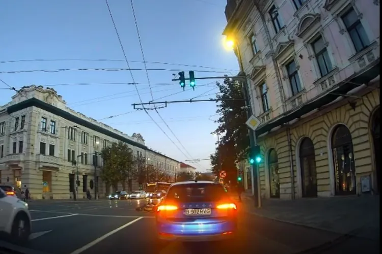 VIDEO. Motociclist la pământ în centrul Clujului. Incidentul filmat live de o cameră de bord