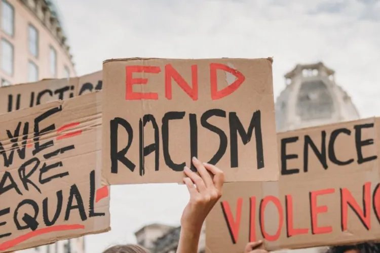 Victimele rasismului, antisemitismului și xenofobiei pot face reclamații direct pe internet: A fost lansată platforma „Stop Rasism”. Cum funcționează