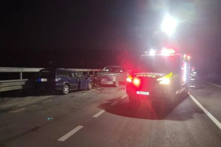 Accident grav pe DN13, drumul Cluj - Brașov. Camion și două mașini implicate. O victimă, preluată de elicopterul SMURD