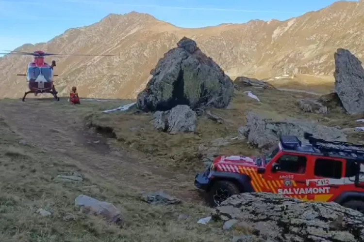 Tragedie pe munte. Un turist a murit după ce a căzut 200 de metri în gol. Salvatorii au intervenit cu elicopterul