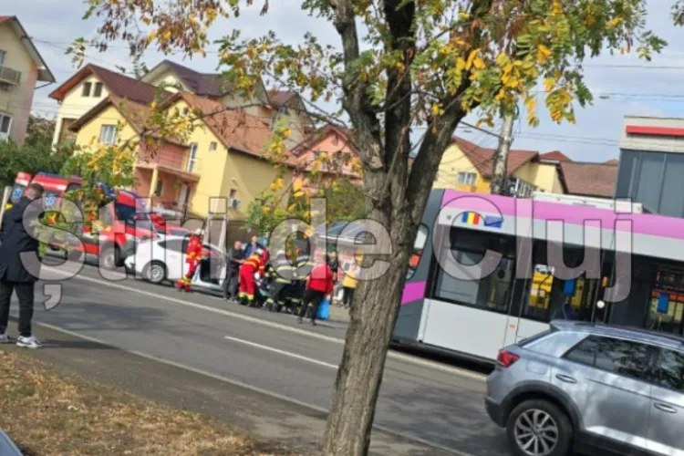 Accident în Cluj-Napoca! Un tramvai și o mașină s-au ciocnit. O femeie de 60 de ani primește îngrijiri medicale 