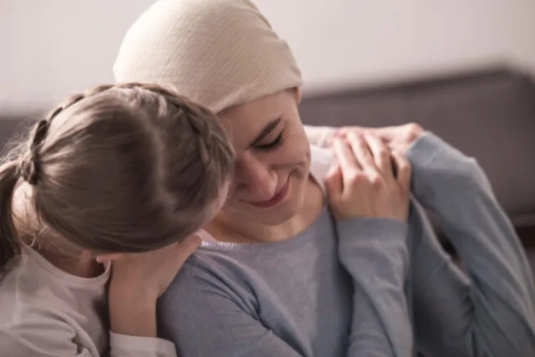 Senatul a votat o lege pentru familiile pacienților oncologici! Cine ar putea beneficia de concediu plătit pentru a-și însoți rudele la investigații